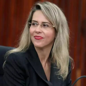 Bolsonaro nomeia advogada que já defendeu Lula para ministra do TSE