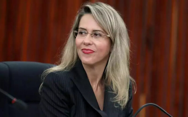 Bolsonaro nomeia advogada que já defendeu Lula para ministra do TSE