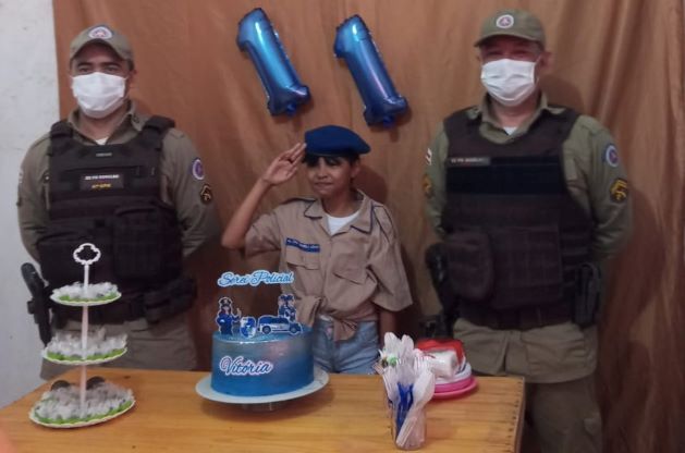 Teixeira: Policiais fazem surpresa no aniversário da menina que sonha ingressar na PM