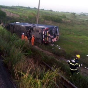 Cantor Devinho Novaes fica ferido em acidente com ônibus da banda em Alagoas; saxofonista morreu