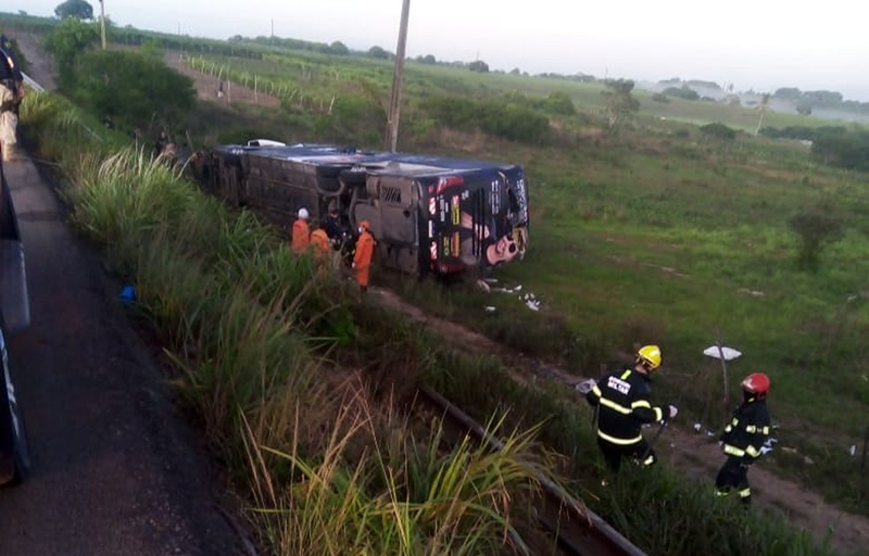 Cantor Devinho Novaes fica ferido em acidente com ônibus da banda em Alagoas; saxofonista morreu