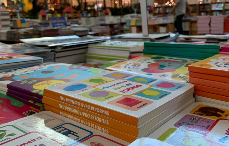 Feira Popular do Livro reúne títulos com preços acessíveis em Eunápolis