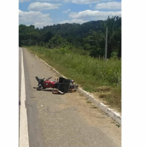 Homem morre ao bater moto em carreta na BR-101, entre Itamaraju e Itabela