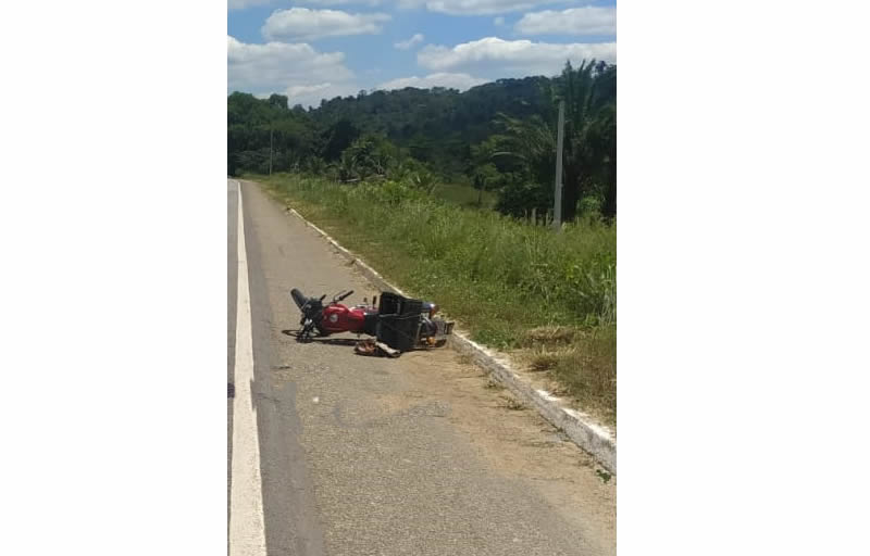 Homem morre ao bater moto em carreta na BR-101, entre Itamaraju e Itabela