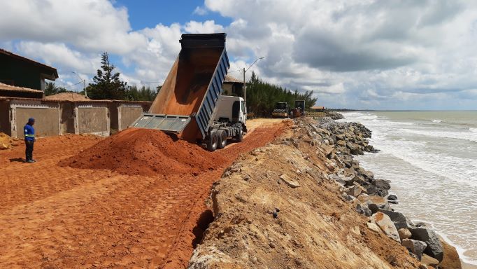 Obras emergenciais objetivam frear o avanço do mar em pontos da orla de Mucuri