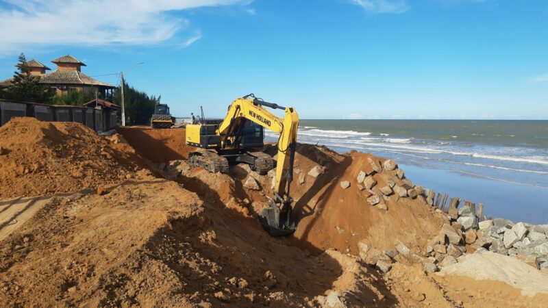 Obras emergenciais objetivam frear o avanço do mar em pontos da orla de Mucuri