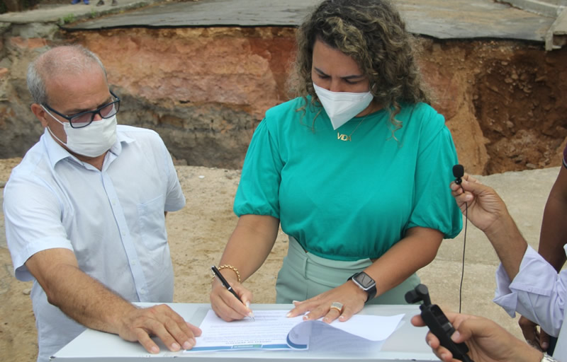 Ordem de serviço para recuperar Rua São Bartolomeu é assinada pela prefeita Cordélia Torres