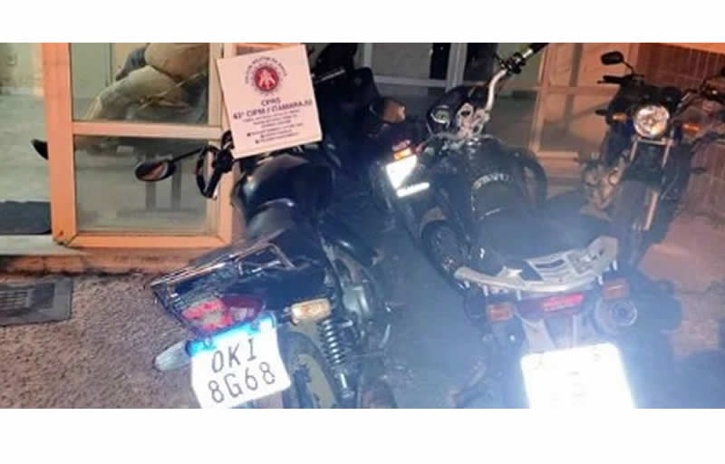 Polícia Militar recupera motocicleta roubada em Itamaraju; dupla foge