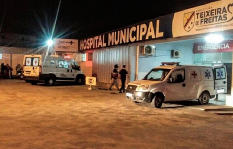 Homem atacado a golpes de facão em Medeiros Neto é socorrido ao Hospital Municipal de Teixeira de Freitas