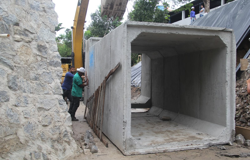 Galeria gigante com blocos de concreto começa a ser instalada em rua de Eunápolis