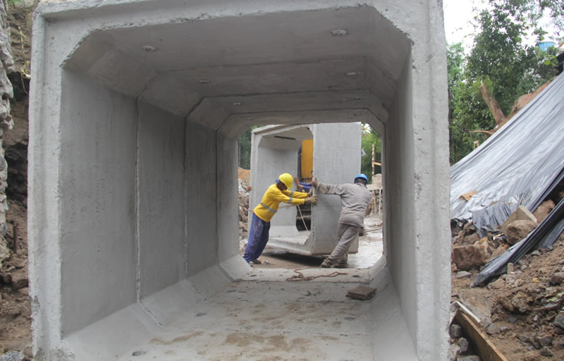 Galeria gigante com blocos de concreto começa a ser instalada em rua de Eunápolis