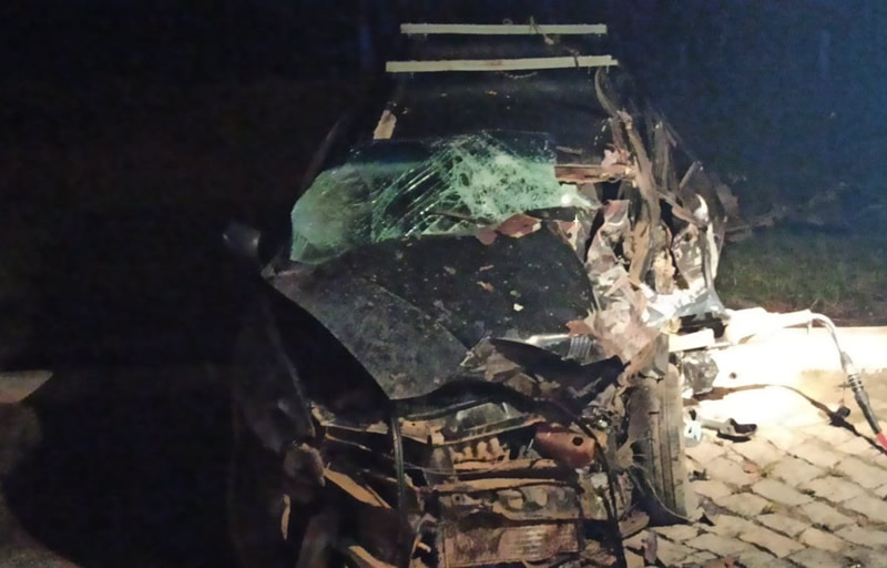 Motorista morre após bater carro de passeio em caminhão próximo a Teixeira de Freitas