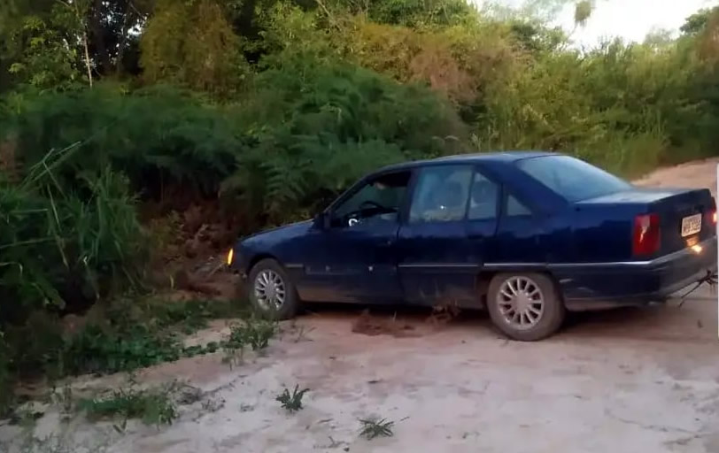 Veículo roubado é localizado abandonado em plantão de eucalipto no município de Mucuri