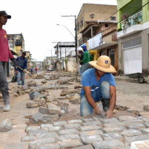 Prefeitura de Itamaraju segue recuperando a pavimentação de vários bairros da cidade e do interior