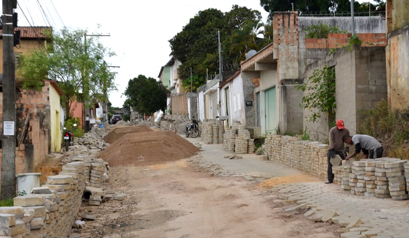 Prefeitura de Itamaraju segue recuperando a pavimentação de vários bairros da cidade e do interior