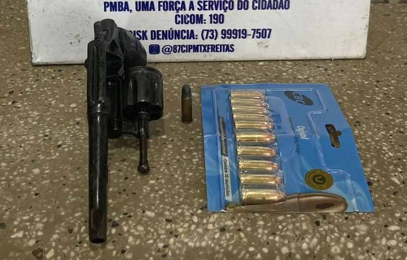 Homens são presos pela PM com revólver, munições e droga em Teixeira de Freitas