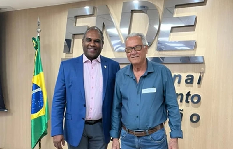 No FNDE em Brasília, prefeito e vice-prefeito de Mucuri buscam retomada de obras abandonadas no município