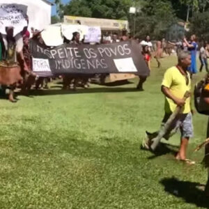 Indígenas protestam durante visita de Bolsonaro a Porto Seguro