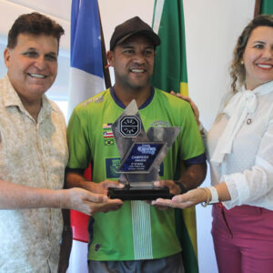 Prata da casa: campeão brasileiro de futmesa é recebido pela prefeita de Eunápolis