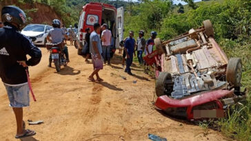 Idoso morre, esposa e filho ficam feridos em acidente de carro no município de Guaratinga