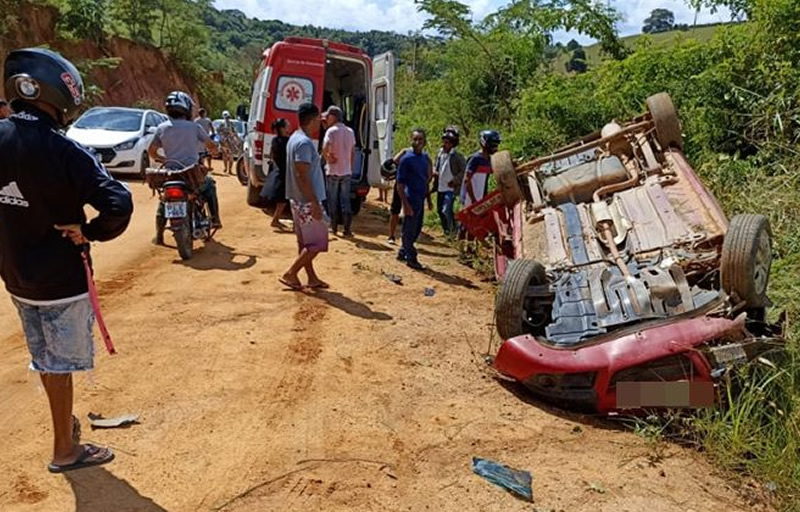 Idoso morre, esposa e filho ficam feridos em acidente de carro no município de Guaratinga