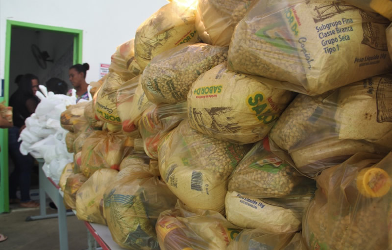 Prefeitura de Eunápolis entrega 15 mil quilos de peixe e kits de alimentos para famílias de baixa renda