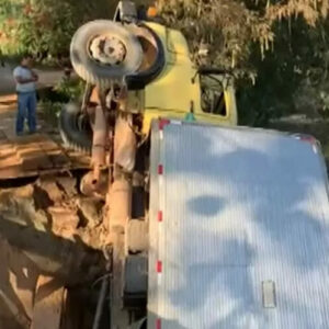 Guaratinga: Operação para retirada de caminhão que despencou de ponte durou 12 horas