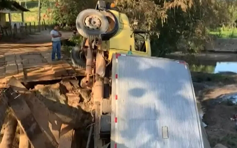 Guaratinga: Operação para retirada de caminhão que despencou de ponte durou 12 horas