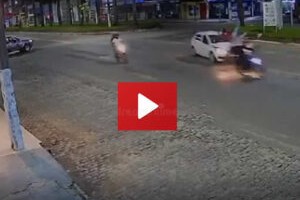Vídeo mostra momento em que carro dirigido por servidor público atinge moto de frente em Teixeira de Freitas