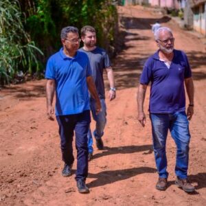 Marcelo Angênica dá ordem de serviço para pavimentação de ruas no bairro Novo Prado em Itamaraju