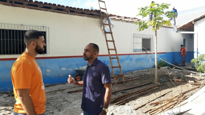 Escolas em obras são fiscalizadas pelo vereador Roberto Junior em Mucuri