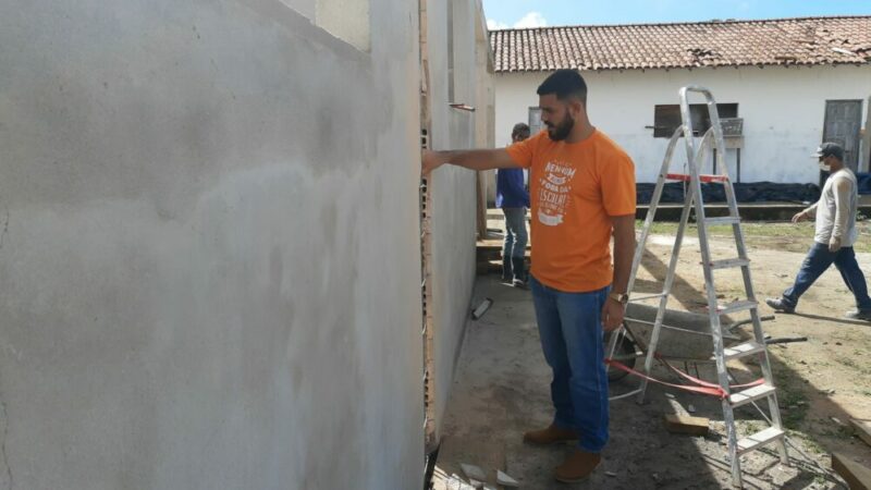 Escolas em obras são fiscalizadas pelo vereador Roberto Junior em Mucuri