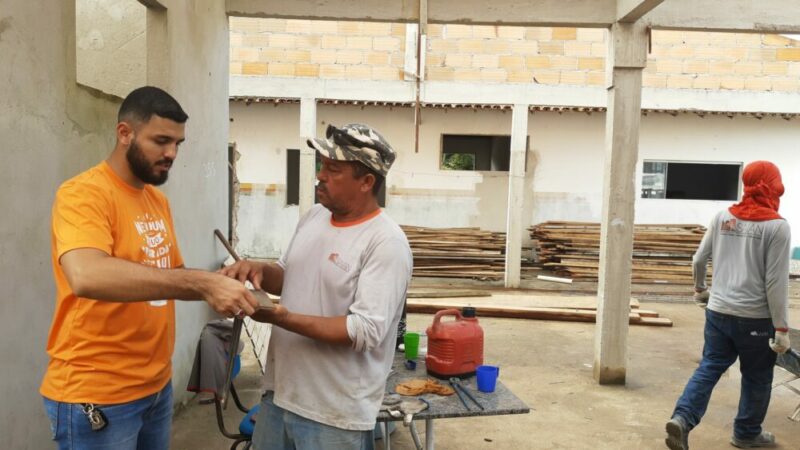 Escolas em obras são fiscalizadas pelo vereador Roberto Junior em Mucuri