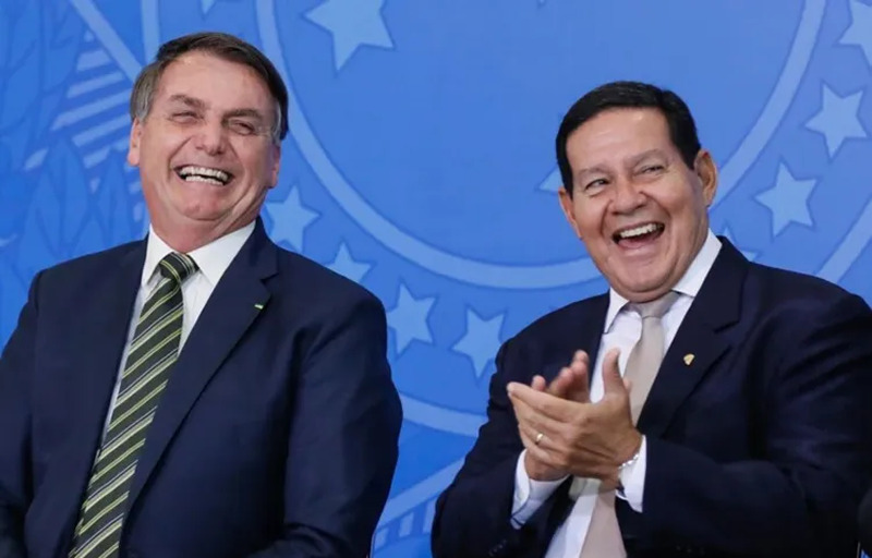 Bolsonaro e Mourão explodem gastos no cartão corporativo em 2022