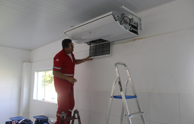 Escolas de Eunápolis são climatizadas com instalação de ar-condicionado