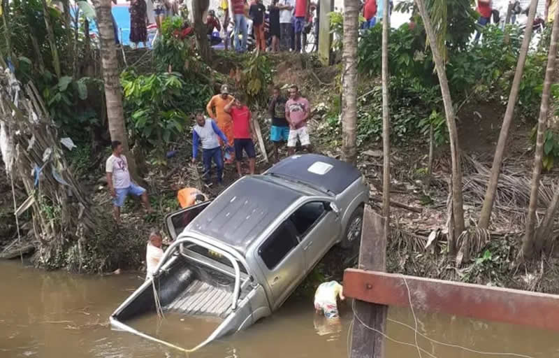 Homem morre após caminhonete cair em rio no sul da Bahia