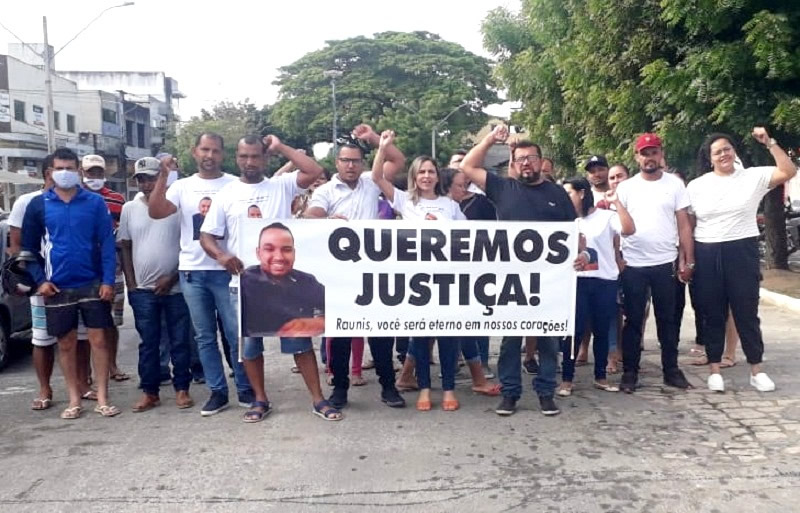 Teixeira de Freitas: Parentes e amigos fazem manifesto e pedem Justiça para o caso do servidor Ráunis Santos