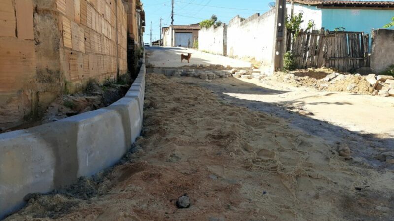 Obras de pavimentação após fortes chuvas chegam as ruas da Urbis-III em Itamaraju