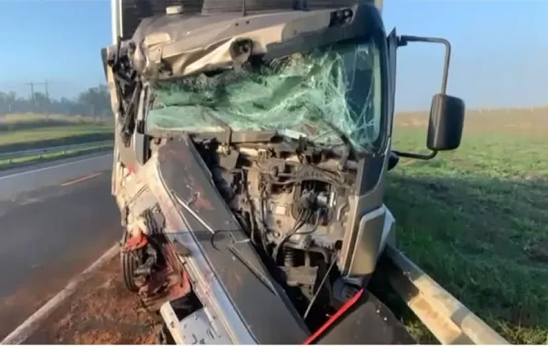 Teixeirense morre após acidente entre dois caminhões na BR-101, no ES
