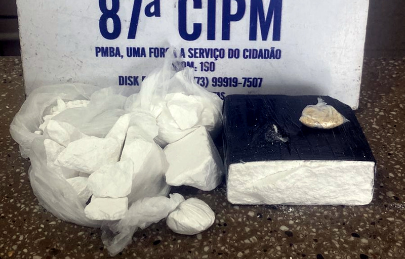 Mulher é presa com quase um quilo de cocaína escondida em mochila na cidade de Teixeira de Freitas
