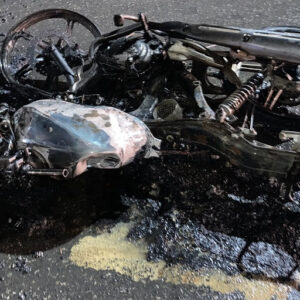 Motociclista de 20 anos perde a vida após colidir frontalmente com caminhonete em Teixeira de Freitas; moto pegou fogo