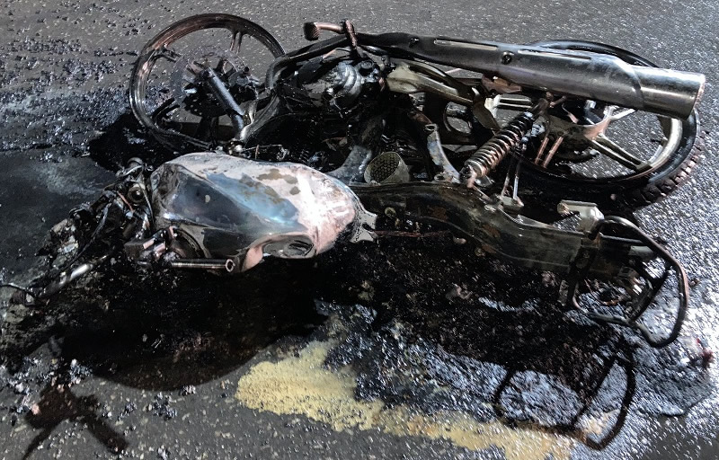 Motociclista de 20 anos perde a vida após colidir frontalmente com caminhonete em Teixeira de Freitas; moto pegou fogo