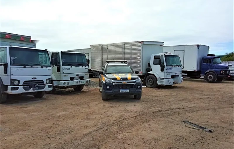 Operação policial apreende 13 caminhões adulterados de empresa em Teixeira de Freitas