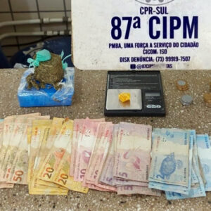 Polícia apreende quase meio quilo de maconha, balança e dinheiro em Teixeira de Freitas