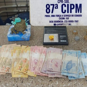 Teixeira de Freitas: Suspeito foge ao ver a PM, que apreende maconha, dinheiro e balança