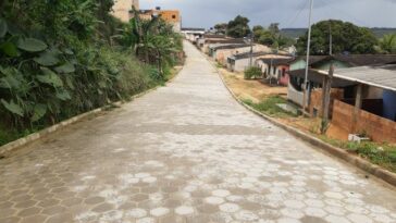 Prefeitura de Itamaraju está concluindo pavimentação de ruas que eram isoladas do trânsito no bairro de Novo Prado