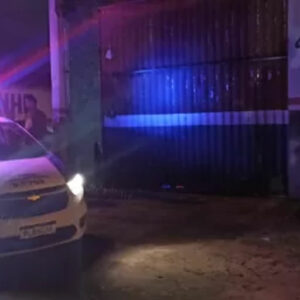 Jovem é morto no interior de oficina do pai em Teixeira de Freitas; cliente também foi alvejado