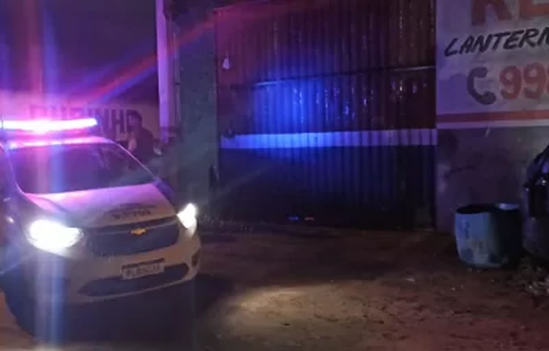 Jovem é morto no interior de oficina do pai em Teixeira de Freitas; cliente também foi alvejado