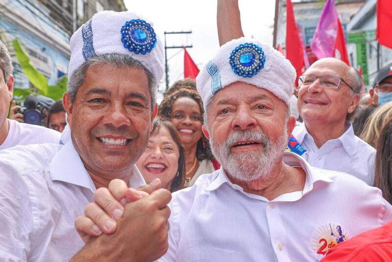 Multidão de baianos se reúne para celebrar vitória de Lula e Jerônimo