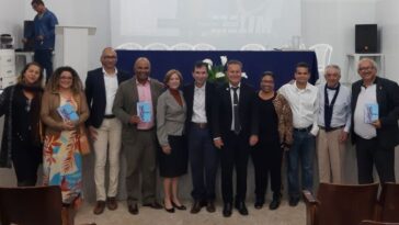 Em sessão de autógrafos prestigiada Carlos Mensitieri lança seu novo livro em Teixeira de Freitas